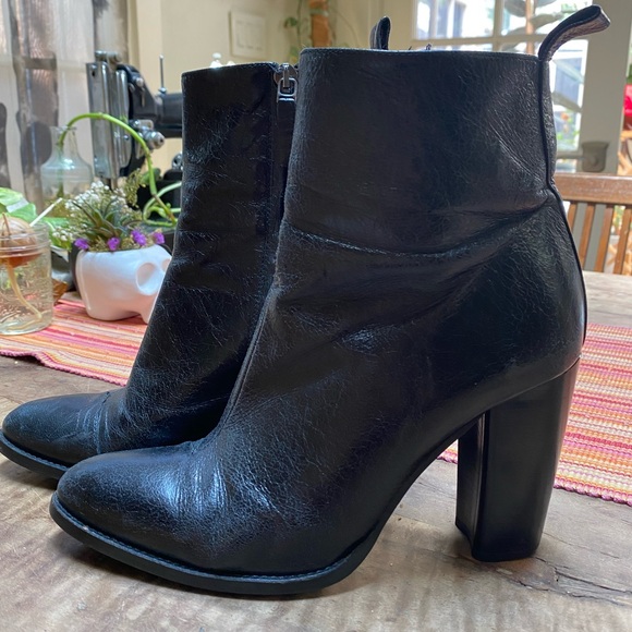 Zara Basics ankle boots, black leather, subtle crackle treatment on leather. - Picture 1 of 16